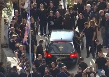 «Σ’ αγαπώ, μ’ ακούς;»: Ανατριχιάζουν οι κραυγές της γυναίκας του 39χρονου στην κηδεία