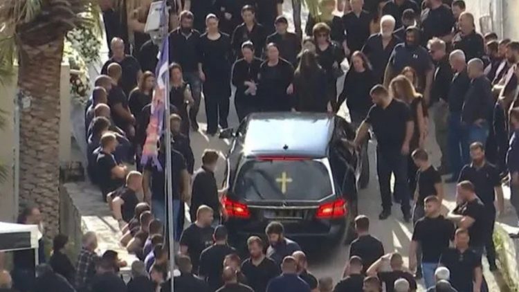 «Σ’ αγαπώ, μ’ ακούς;»: Ανατριχιάζουν οι κραυγές της γυναίκας του 39χρονου στην κηδεία