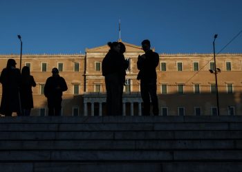 Η Ελλάδα βυθίζεται στη φτώχεια – Μια ανάσα πριν τον πάτο στην Ευρώπη