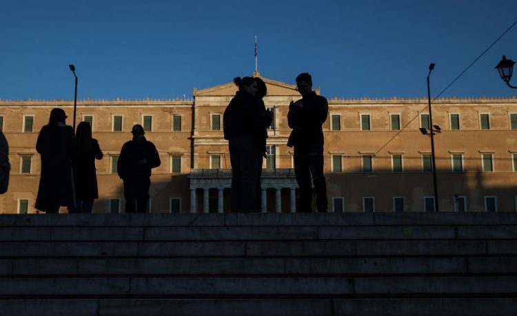 Η Ελλάδα βυθίζεται στη φτώχεια – Μια ανάσα πριν τον πάτο στην Ευρώπη