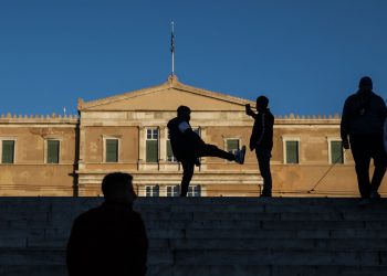 Δημοσκόπηση-σοκ: 7 στους 10 νέους σκέφτονται να φύγουν από την Ελλάδα