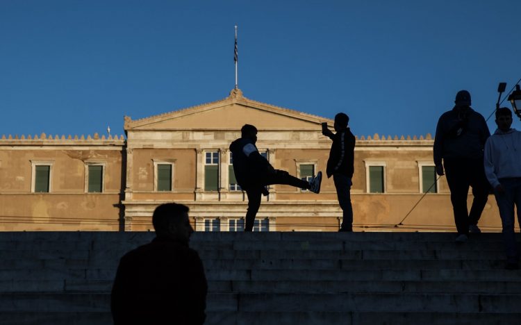 Δημοσκόπηση-σοκ: 7 στους 10 νέους σκέφτονται να φύγουν από την Ελλάδα