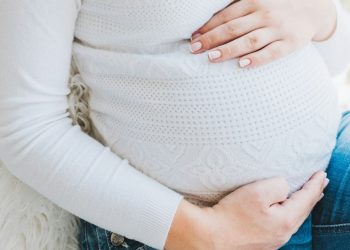 Μενίδι: Κακουργηματική δίωξη στη μητέρα της 14χρονης για ξυλοδαρμό και διακοπή κύησης