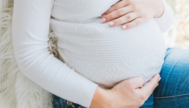 Μενίδι: Κακουργηματική δίωξη στη μητέρα της 14χρονης για ξυλοδαρμό και διακοπή κύησης