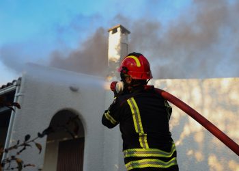 Φωτιά σε σπίτι στην Άρτα: Νεκρός ο άνδρας που έπεσε από το μπαλκόνι