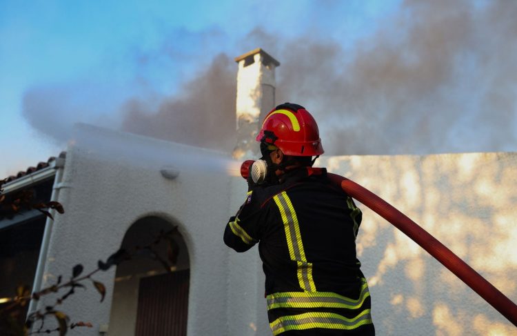 Φωτιά σε σπίτι στην Άρτα: Νεκρός ο άνδρας που έπεσε από το μπαλκόνι