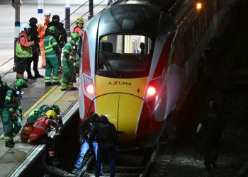 Επίθεση σε τρένο στη Βρετανία: Δύο επιβάτες σε κρίσιμη κατάσταση – «Καμία ένδειξη τρομοκρατίας»