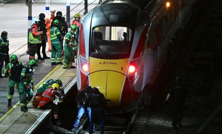 Επίθεση σε τρένο στη Βρετανία: Δύο επιβάτες σε κρίσιμη κατάσταση – «Καμία ένδειξη τρομοκρατίας»