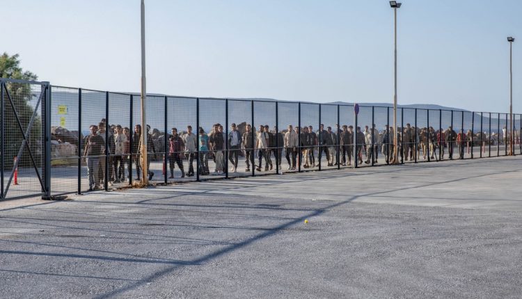 Εξέγερση σε δομή μεταναστών στις Σέρρες: Απέδρασαν κόβοντας τα συρματοπλέγματα!