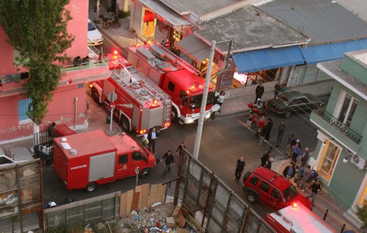 Κεραμεικός: Συναγερμός για 44χρονο που έπεσε στο κενό από τον τέταρτο