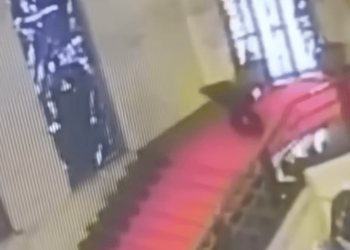 Ατύχημα για πολιτικό σε Υπουργείο της Ρώμης – Έπεσε πάνω σε βιτρό ανεκτίμητης αξίας – ΒΙΝΤΕΟ