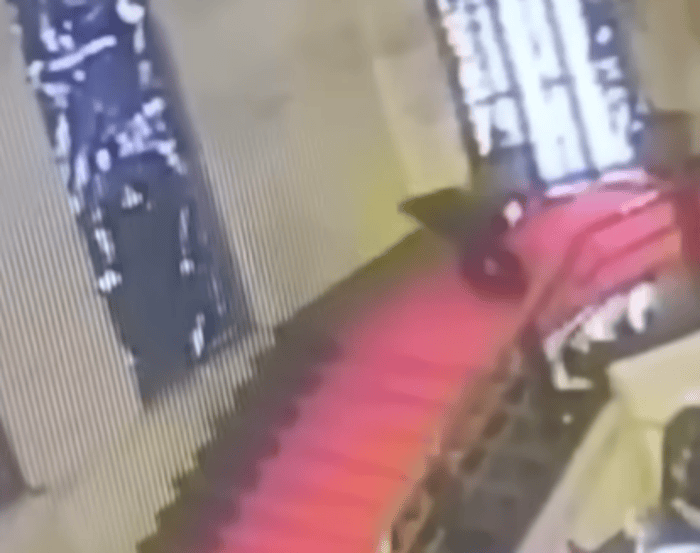 Ατύχημα για πολιτικό σε Υπουργείο της Ρώμης – Έπεσε πάνω σε βιτρό ανεκτίμητης αξίας – ΒΙΝΤΕΟ