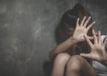 Μενίδι: Ποινική δίωξη στη 35χρονη για τον ξυλοδαρμό της 14χρονης κόρης της