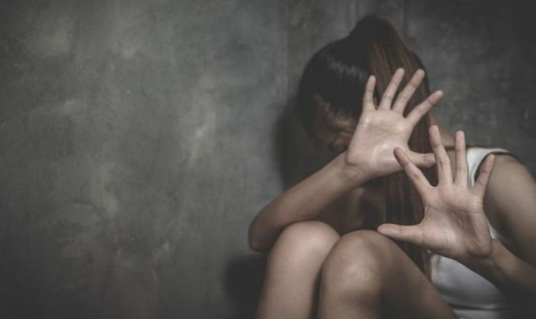 Μενίδι: Ποινική δίωξη στη 35χρονη για τον ξυλοδαρμό της 14χρονης κόρης της