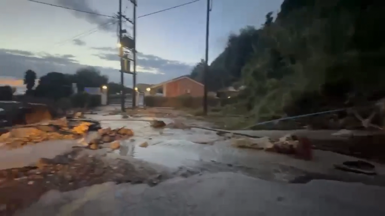 Κέρκυρα: Κατολισθήσεις στο δρόμο προς την παραλία Γλυφάδα – Με δυσκολία η κίνηση στο σημείο