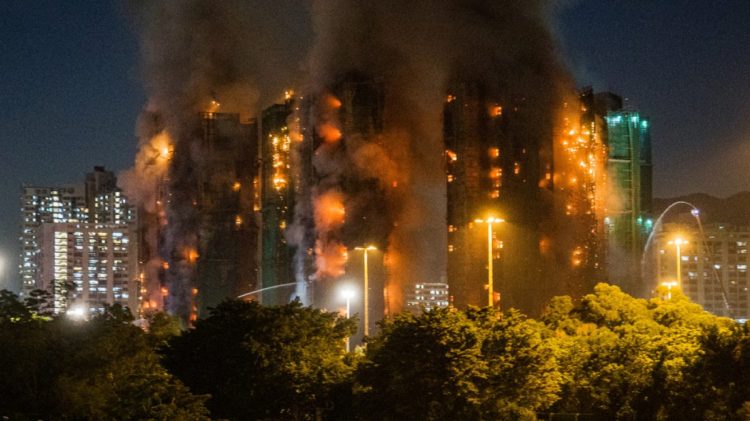 Τραγωδία στο Χονγκ Κονγκ: 36 νεκροί και 279 αγνοούμενοι μετά την φωτιά στους ουρανοξύστες