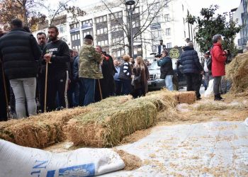 Αγρότες: Ενισχύονται τα μπλόκα σε δρόμους και τελωνεία – Έριξαν γάλα και άχυρο στην κεντρική πλατεία της Λάρισας – ΒΙΝΤΕΟ