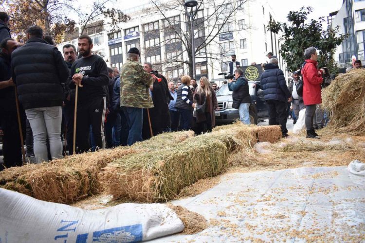 Αγρότες: Ενισχύονται τα μπλόκα σε δρόμους και τελωνεία – Έριξαν γάλα και άχυρο στην κεντρική πλατεία της Λάρισας – ΒΙΝΤΕΟ