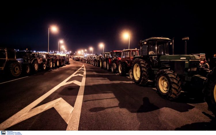 Αγροτικά μπλόκα: Συνεχίζονται οι κινητοποιήσεις – Σήκωσαν τις μπάρες στα διόδια των Αφιδνών