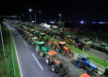 Κλιμακώνουν τις κινητοποιήσεις τους οι αγρότες: Μπλόκα σε Νίκαια, Μάλγαρα και Ε65 – «Ήρθαμε για να μείνουμε»