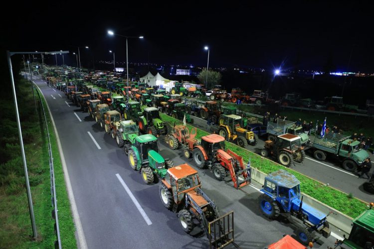 Κλιμακώνουν τις κινητοποιήσεις τους οι αγρότες: Μπλόκα σε Νίκαια, Μάλγαρα και Ε65 – «Ήρθαμε για να μείνουμε»