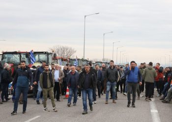 Έκλεισαν και πάλι το ρεύμα προς τη Θεσσαλονίκη οι αγρότες στα διόδια των Μαλγάρων