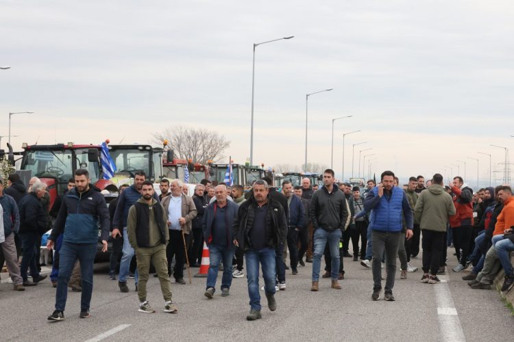 Έκλεισαν και πάλι το ρεύμα προς τη Θεσσαλονίκη οι αγρότες στα διόδια των Μαλγάρων