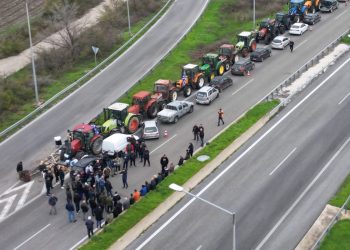 Κλιμακώνουν τις κινητοποιήσεις οι αγρότες – Χιλιάδες τρακτέρ στους δρόμους – Πού υπάρχουν μπλόκα