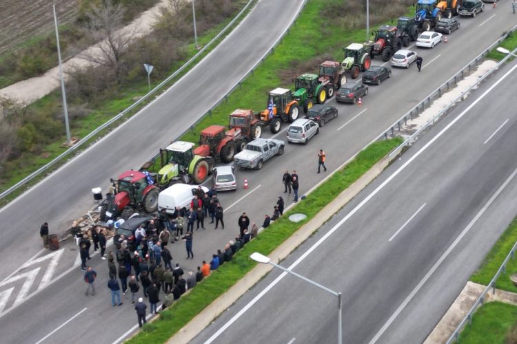 Κλιμακώνουν τις κινητοποιήσεις οι αγρότες – Χιλιάδες τρακτέρ στους δρόμους – Πού υπάρχουν μπλόκα
