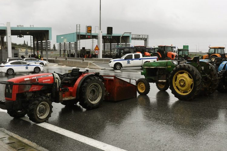 Μαζική έξοδος τρακτέρ προς τις Μικροθήβες – Οι αγρότες της Μαγνησίας στήνουν νέο μπλόκο στον ΠΑΘΕ