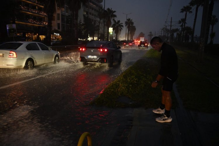 Κακοκαιρία «Byron»: Ηχησε το 112 στην Αττική – «Αποφύγετε άσκοπες μετακινήσεις»