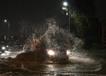 Κακοκαιρία Byron: Έντονα τα καιρικά φαινόμενα στην Αττική – Ήχησε το 112 – Ποτάμια οι δρόμοι – Βίντεο & εικόνες