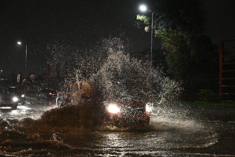 Κακοκαιρία Byron: Έντονα τα καιρικά φαινόμενα στην Αττική – Ήχησε το 112 – Ποτάμια οι δρόμοι – Βίντεο & εικόνες