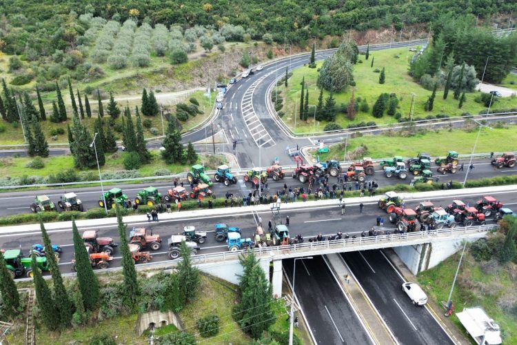 Kλιμακώνουν τις κινητοποιήσεις οι αγρότες με νέα μπλόκα