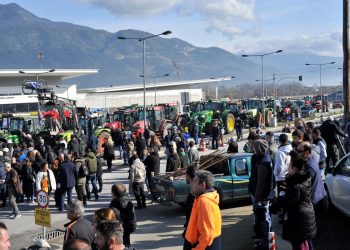 Κλιμακώνουν τις κινητοποιήσεις οι αγρότες – Σε εξέλιξη νέα μπλόκα