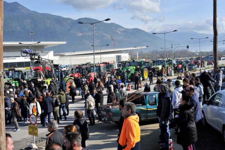 Κλιμακώνουν τις κινητοποιήσεις οι αγρότες – Σε εξέλιξη νέα μπλόκα