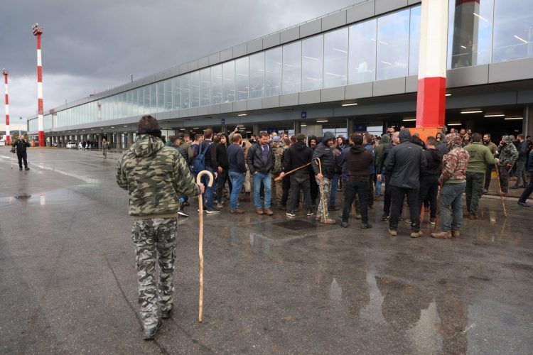 Αγρότες: Άνοιξαν ξανά τα αεροδρόμια Ηρακλείου και Χανίων μετά τα επεισόδια
