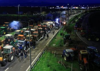 Λάρισα: Απέκλεισαν και τους παραδρόμους οι αγρότες του μπλόκου της Νίκαιας