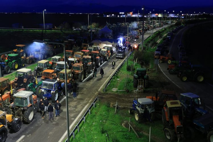 Λάρισα: Απέκλεισαν και τους παραδρόμους οι αγρότες του μπλόκου της Νίκαιας