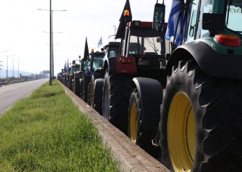 Σκληραίνουν τη στάση τους οι αγρότες: Εκατοντάδες φορτηγά ακινητοποιημένα στον Προμαχώνα, κλείνουν και τα Μάλγαρα