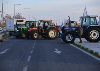Αγρότες: Τα μπλόκα ανά την Ελλάδα – Το Σάββατο «σηκώνουν» τις μπάρες στα διόδια