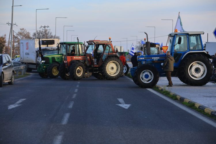 Αγρότες: Τα μπλόκα ανά την Ελλάδα – Το Σάββατο «σηκώνουν» τις μπάρες στα διόδια