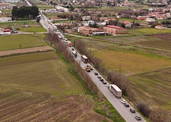 Έξοδος Χριστουγέννων: Ουρές και καθυστερήσεις λόγω αγροτικών μπλόκων – Ποιοι δρόμοι είναι ανοιχτοί
