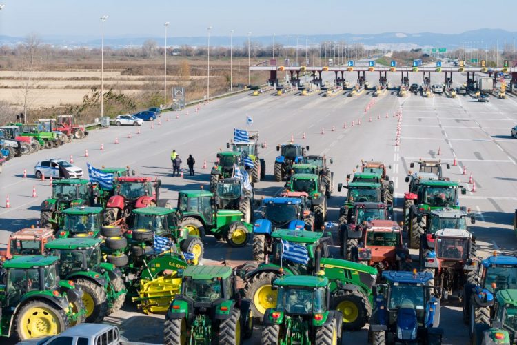 Θεσσαλονίκη: 18 μπλόκα αγροτών ανοίγουν τον δρόμο του διαλόγου-Καλούν σε συμπόρευση για συνάντηση με την κυβέρνηση
