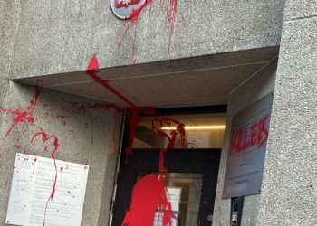 Βρυξέλλες: Άγνωστοι έριξαν κόκκινη μπογιά στο προξενείο της Πολωνίας