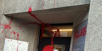 Βρυξέλλες: Άγνωστοι έριξαν κόκκινη μπογιά στο προξενείο της Πολωνίας