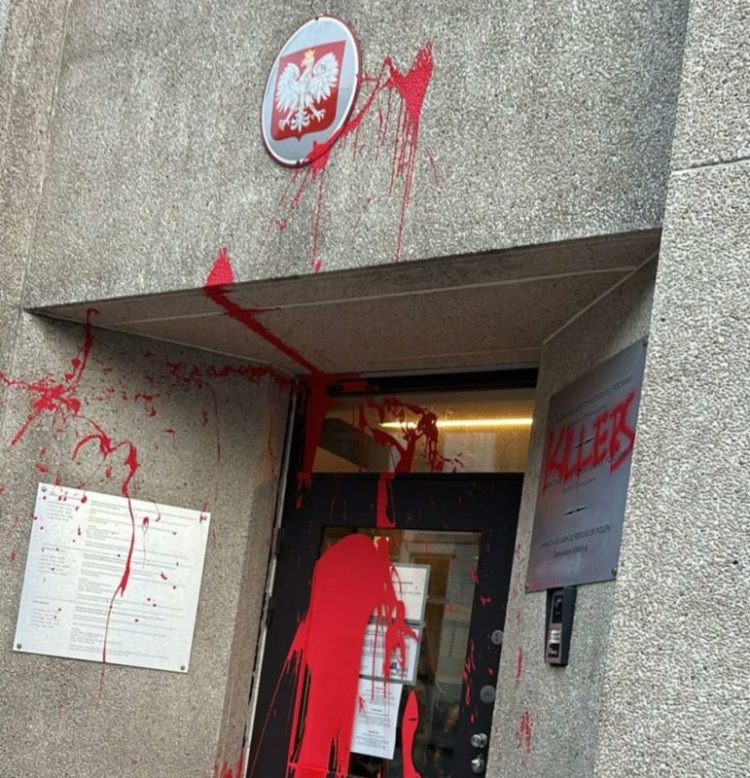 Βρυξέλλες: Άγνωστοι έριξαν κόκκινη μπογιά στο προξενείο της Πολωνίας