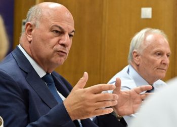 Μετά από 4,5 ώρες τελείωσε η κρίσιμη συνάντηση Τσιάρα με «γαλάζιους» βουλευτές