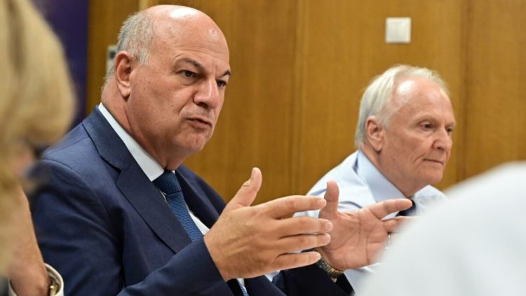 Μετά από 4,5 ώρες τελείωσε η κρίσιμη συνάντηση Τσιάρα με «γαλάζιους» βουλευτές