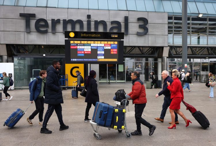 Συναγερμός στο Χίθροου: Επίθεση με σπρέι πιπεριού σε πολίτες – Διακοπή πτήσεων, αναστολή δρομολογίων στα τρένα